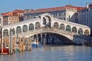 697377-vista-ponte-di-rialto-di-venezia--italia-tratto-da-un-battello