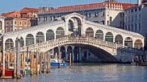 697377-vista-ponte-di-rialto-di-venezia--italia-tratto-da-un-battello